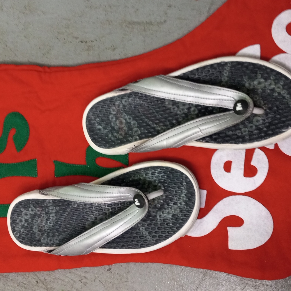 Merrell flip flops